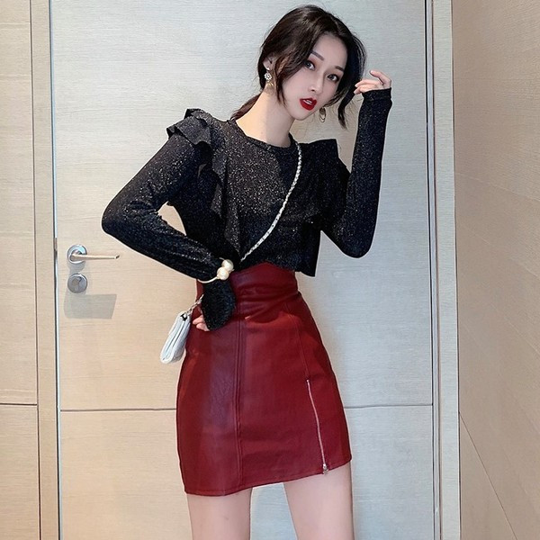 Γυναικεία μπλούζα με κουμπιά σε μαύρο χρώμα με γυαλιστερό αποτέλεσμα