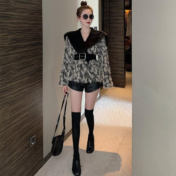 Късо вталено пролетно-есенно  палто с колан 