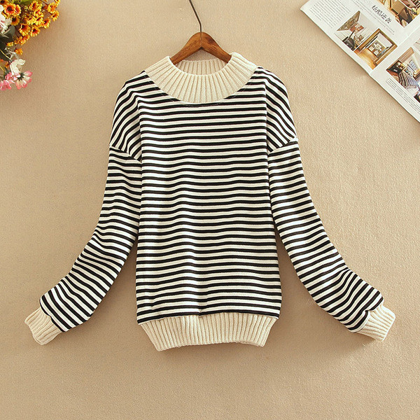 Pulover casual de dama in dungi cu decolteu oval in rosu, negru si albastru