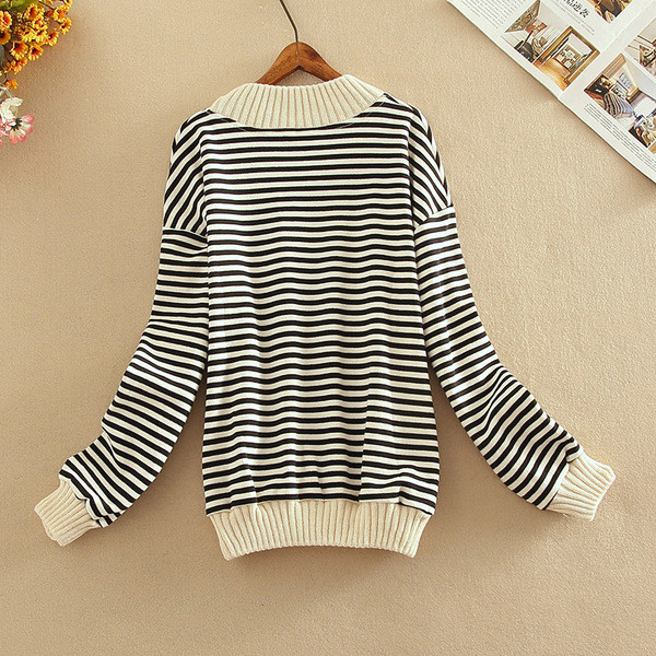 Pulover casual de dama in dungi cu decolteu oval in rosu, negru si albastru