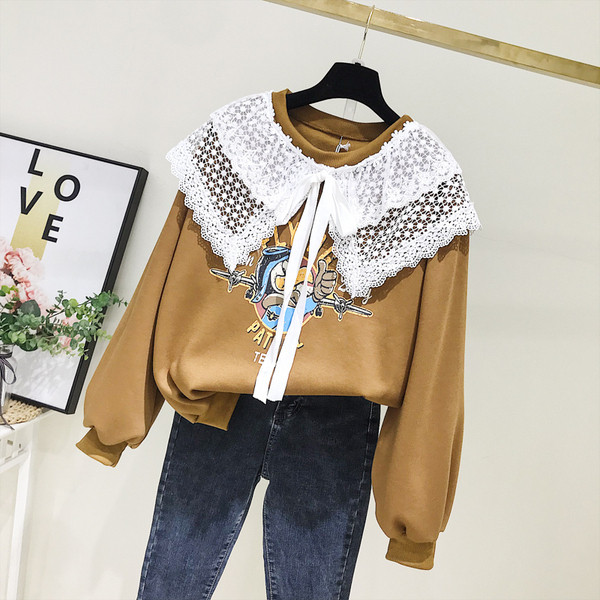 Γυναικεία μπλούζα με εφαρμογή και δαντέλα σε λευκό και καφέ χρώμα