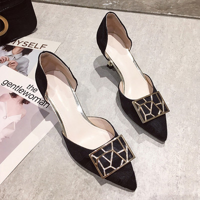 Stílusos női cipő fém díszítéssel, hegyes modellel