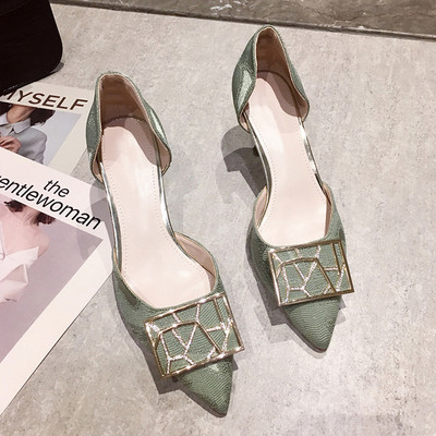 Stílusos női cipő fém díszítéssel, hegyes modellel