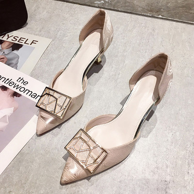 Stílusos női cipő fém díszítéssel, hegyes modellel