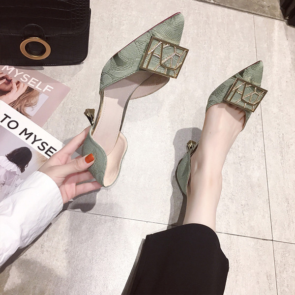 Stílusos női cipő fém díszítéssel, hegyes modellel