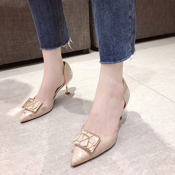 Stílusos női cipő fém díszítéssel, hegyes modellel