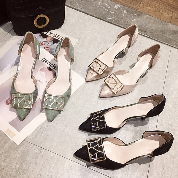 Stílusos női cipő fém díszítéssel, hegyes modellel