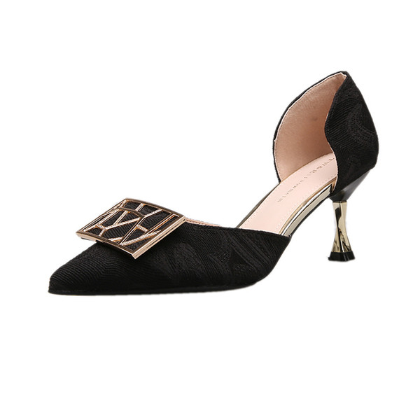 Stílusos női cipő fém díszítéssel, hegyes modellel