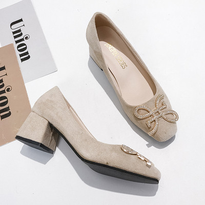 Γυναικεία μοντέρνα παπούτσια με μεταλλική διακόσμηση σε μπεζ χρώμα