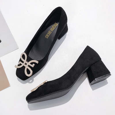 Γυναικεία μοντέρνα παπούτσια με μεταλλική διακόσμηση σε μπεζ χρώμα