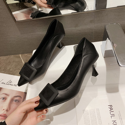 Κομψά γυναικεία παπόυτσια μυτερό μοντέλο με πόρπη