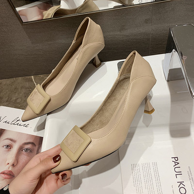 Κομψά γυναικεία παπόυτσια μυτερό μοντέλο με πόρπη