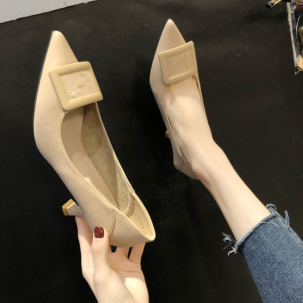 Κομψά γυναικεία παπόυτσια μυτερό μοντέλο με πόρπη