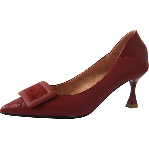 Κομψά γυναικεία παπόυτσια μυτερό μοντέλο με πόρπη