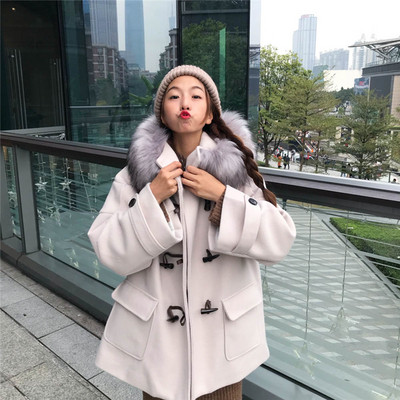 Дамско палто в бежов и сив цвят с копчета и яка от пух