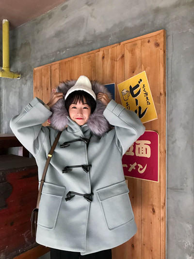 Дамско палто в бежов и сив цвят с копчета и яка от пух