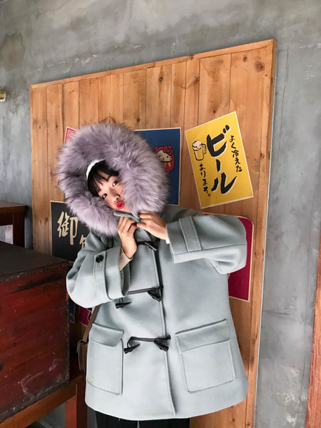 Дамско палто в бежов и сив цвят с копчета и яка от пух