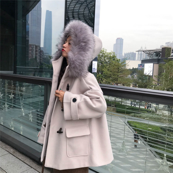 Дамско палто в бежов и сив цвят с копчета и яка от пух