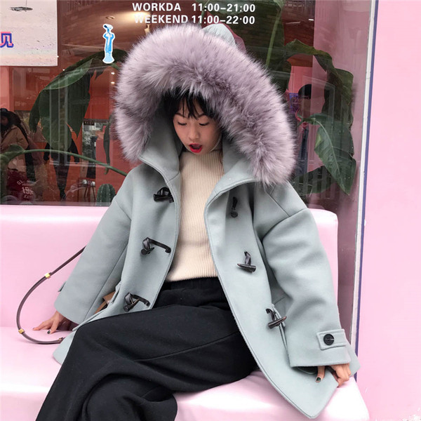 Дамско палто в бежов и сив цвят с копчета и яка от пух