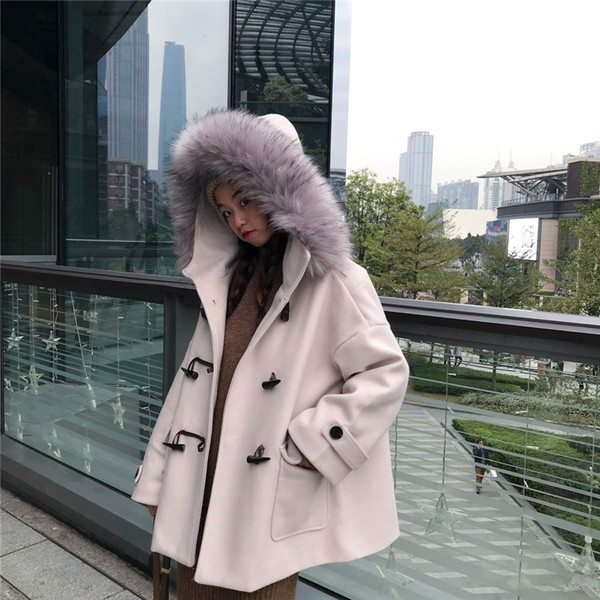 Дамско палто в бежов и сив цвят с копчета и яка от пух