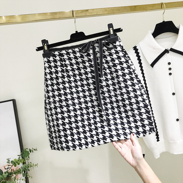 Fusta de dama in carouri model nou cu cravate in negru