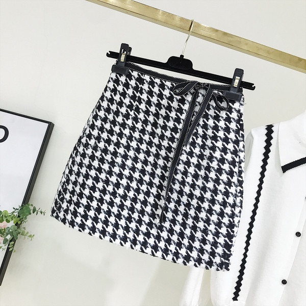 Fusta de dama in carouri model nou cu cravate in negru