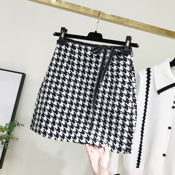 Fusta de dama in carouri model nou cu cravate in negru