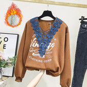 Bluză de damă modernă cu aplicație și decolteu spitz în maro și negru