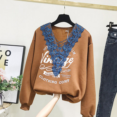 Bluză de damă modernă cu aplicație și decolteu spitz în maro și negru