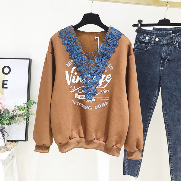 Bluză de damă modernă cu aplicație și decolteu spitz în maro și negru