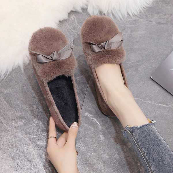 Öko velúrból készült modern női mokaszinok barna és fekete pehelyszínnel