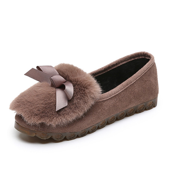 Öko velúrból készült modern női mokaszinok barna és fekete pehelyszínnel