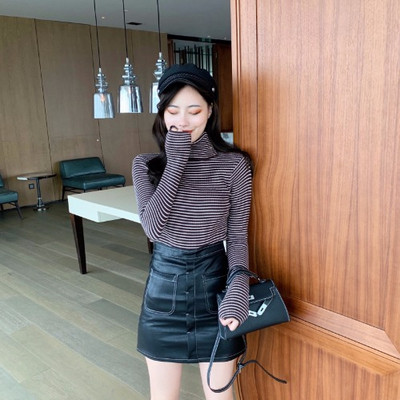 Γυναικείο casual πουλόβερ με κολάρο πόλο σε λευκό και μαύρο χρώμα