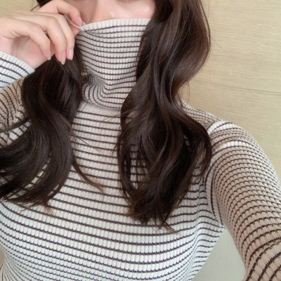 Γυναικείο casual πουλόβερ με κολάρο πόλο σε λευκό και μαύρο χρώμα