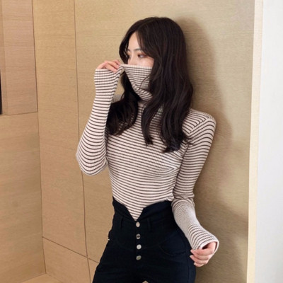 Γυναικείο casual πουλόβερ με κολάρο πόλο σε λευκό και μαύρο χρώμα