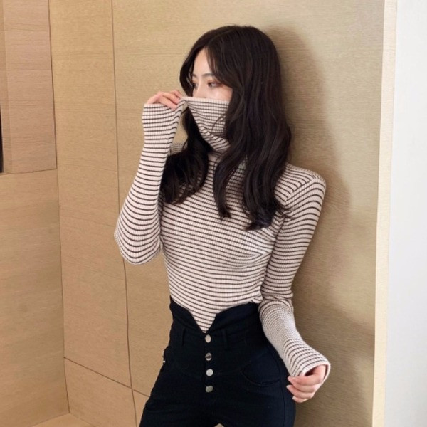 Γυναικείο casual πουλόβερ με κολάρο πόλο σε λευκό και μαύρο χρώμα