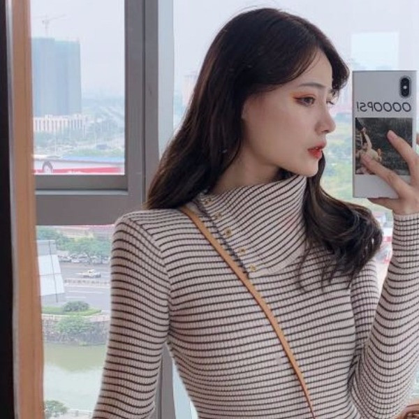 Γυναικείο casual πουλόβερ με κολάρο πόλο σε λευκό και μαύρο χρώμα