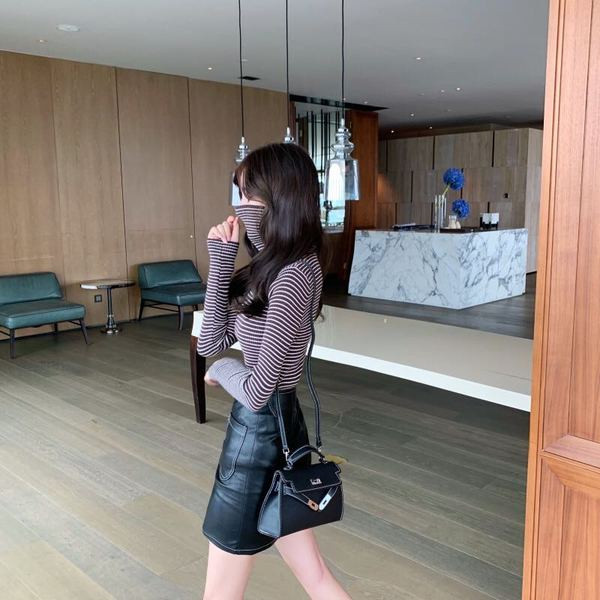 Γυναικείο casual πουλόβερ με κολάρο πόλο σε λευκό και μαύρο χρώμα