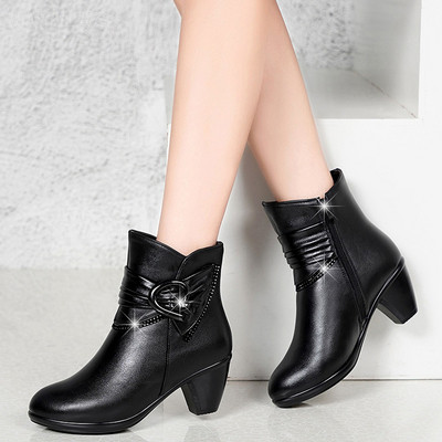 Modern női csizma vastag sarkú csattal fekete színben