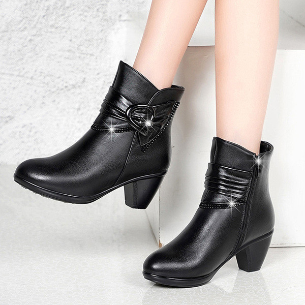 Modern női csizma vastag sarkú csattal fekete színben