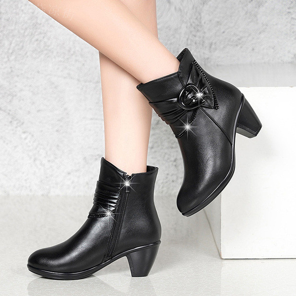 Modern női csizma vastag sarkú csattal fekete színben