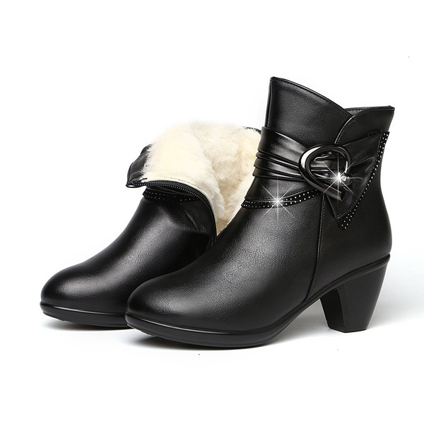 Modern női csizma vastag sarkú csattal fekete színben