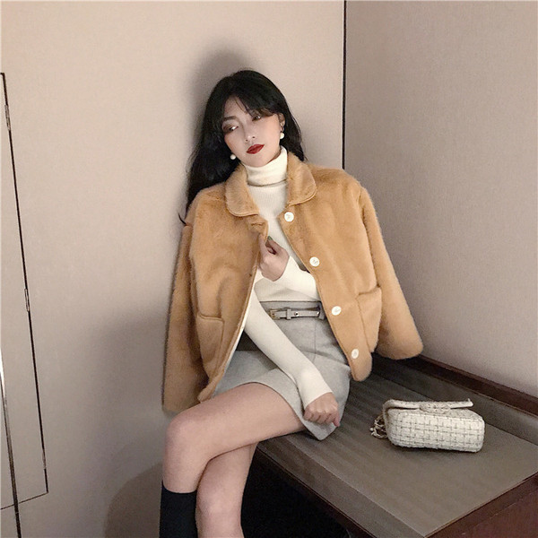 Модерно дамско късо палто с копчета в бежов и кафяв цвят