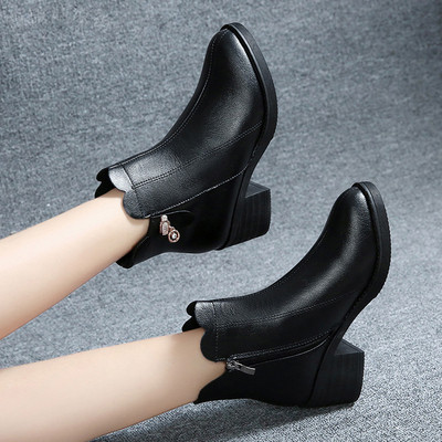 Modern női csizma vastag sarokkal és cipzárral barna és fekete színben