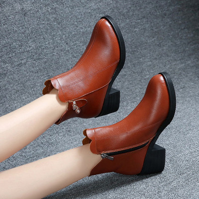 Modern női csizma vastag sarokkal és cipzárral barna és fekete színben