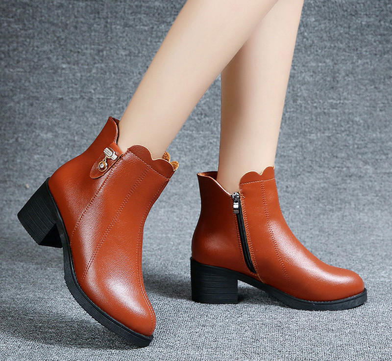 Modern női csizma vastag sarokkal és cipzárral barna és fekete színben