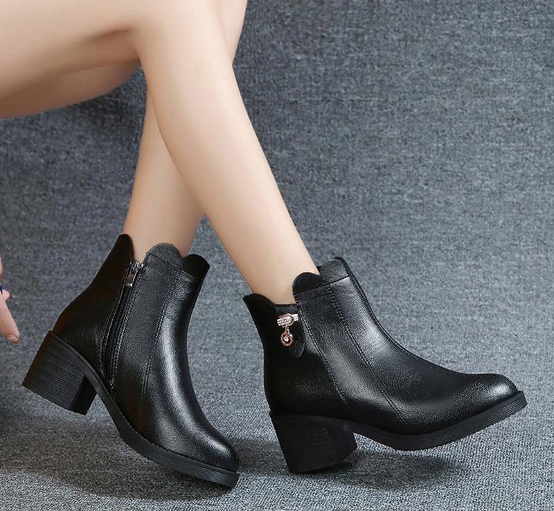 Modern női csizma vastag sarokkal és cipzárral barna és fekete színben