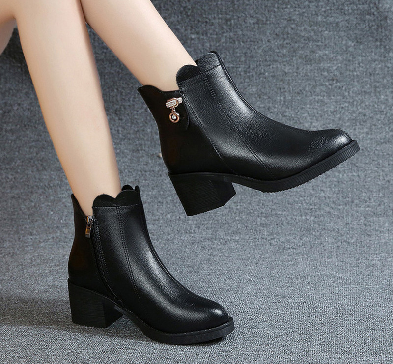 Modern női csizma vastag sarokkal és cipzárral barna és fekete színben