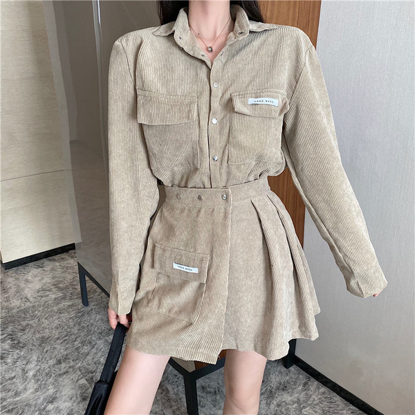 Set de cămașă și fustă scurtă de damă în albastru și bej