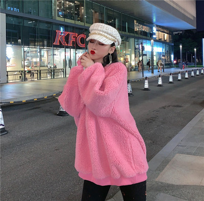 Μοντέρνο φαρδύ γυναικείο πουλόβερ  με ωοειδές λαιμόκοψη σε ροζ και κόκκινο χρώμα